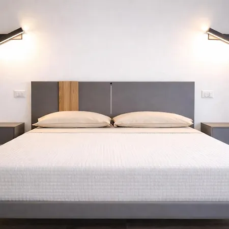 A Due Passi Dalla Scalinata Rooms-2